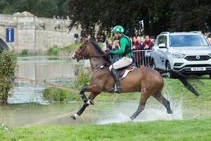 COOLEY RORKES DRIFT and Jonty Evans (181) in the CCI3* Cross Country at Blenheim Palace International Horse Trials 2017