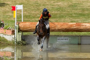 Lizzie Baugh riding QUARRY MAN at the Hunter Field Water Complex (18A/B) - Gatcombe Festival of Eventing 2015